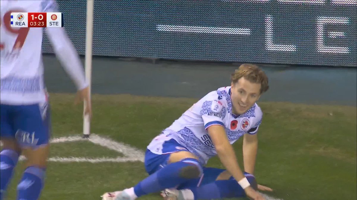 Fantastic hit from Charlie Savage! ✨ Reading lead after an early goal from the former Man Utd midfielder 🔵