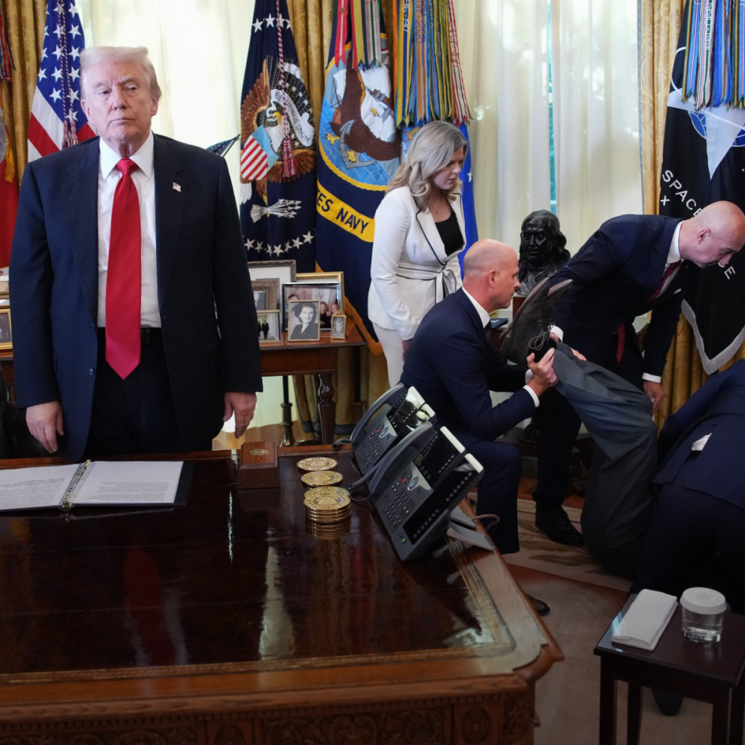 🇺🇸👀Así reacciona Trump al desmayarse un hombre a su lado El presidente de EE.UU. se quedó inmóvil cuando un hombre se desmayó cerca de él durante un evento sobre medicamentos en el Despacho Oval, mientras otros intentaban ayudarlo. 🔗