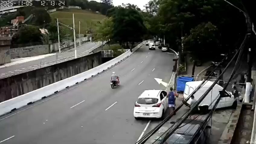 🚔 💥 PM neutraliza com cerca de 15 tiros um homem em fuga que teria participado do assalto a uma carga de laticínios e derivados avaliada em R$ 40 mil, em São Paulo (SP).