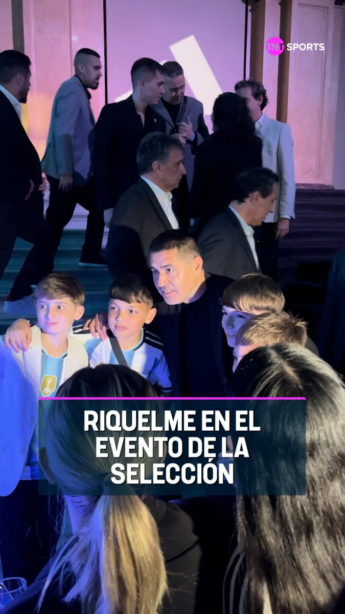 📹Juan Román #Riquelme, presente en el evento de la @AFA, invitado por Chiqui Tapia en el que se presenta la nueva camiseta de la Selección #Argentina. ▶️Fue lo que acordaron tanto el Pte. de #Boca como de la AFA tras la ausencia de Román a la tarde.