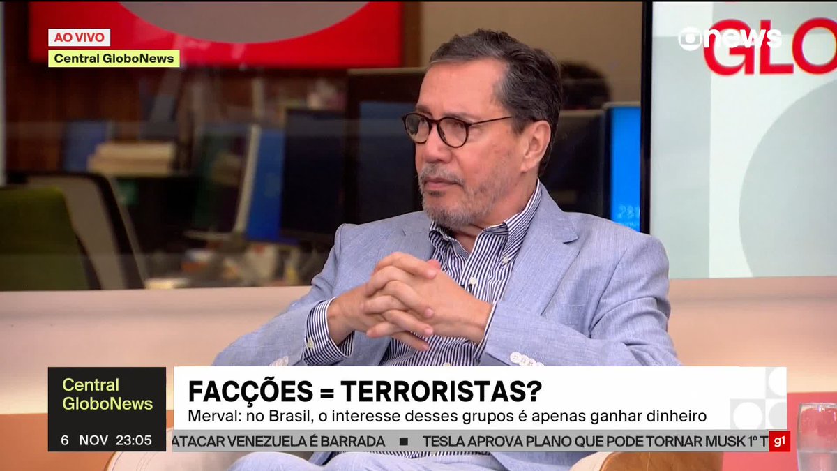 “A insistência da direita de classificar como terrorismo tem motivações outras que não o próprio combate ao tráfico de drogas. O Brasil não tem terroristas, porque para ter terrorismo é preciso ter grupos que atuem politicamente a favor de alguma coisa, de uma religião, de um regime, mas o que nós temos no Brasil são grupos armados que querem ganhar dinheiro. Nada mais do que isso”, diz Merval Pereira sobre a projeto da oposição que equipara fações criminosas a grupos terroristas. “É lucro. Não tem nada a ver com ideologia, com religião, com etnia, com política. Nada”, acrescenta Natuza Nery. ➡ Assista à #CentralGloboNews: #GloboNews