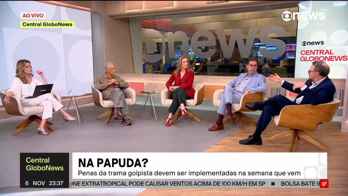 “Eu vi a senadora Damares Alves dizendo que o (ministro do STF) Alexandre de Moraes quer a foto do (Jair) Bolsonaro na Papuda, (...) mas juiz nenhum manda prender em casa num primeiro momento. Vai para o sistema prisional, mesmo que passe pouco tempo, a defesa pede a concessão da prisão domiciliar, e aí o juiz decide se vai ou não. Ninguém tem dúvida de que o Bolsonaro vai para prisão domiciliar. Todos nós sabemos, mas antes de ir para casa ele vai ter que passar pelo sistema prisional”, diz Natuza Nery sobre a reta final da condenação do “núcleo crucial” da trama golpista. “A dúvida é se serão os oito dias do (ex-presidente Fernando) Collor, duas semanas. Enfim, é isso”, emenda thomas traumann, e Ana Flor acrescenta: “No caso do Collor, Moraes recebeu mais de 300 documentos, e foi uma equipe do Hospital Sírio-Libanês que fez a argumentação. Não é simplesmente falar. Tem que ter uma comprovação bastante forte”. Merval Pereira ressalta que “Bolsonaro é uma comprovação ambulante, porque vive cheio de problemas toda hora”, e Ana Flor finaliza com uma apuração sobre “os outros condenados que também estão pleiteando uma redução de pena”: “Tive uma conversa com um advogado e outras fontes que me disseram o seguinte: ‘O Exército adoraria que eles ficassem muito longe de suas dependências’. O único que eles acham que dá para aceitar é o general (Augusto) Heleno.” Saiba por quê. ➡ Assista à #CentralGloboNews: #GloboNews