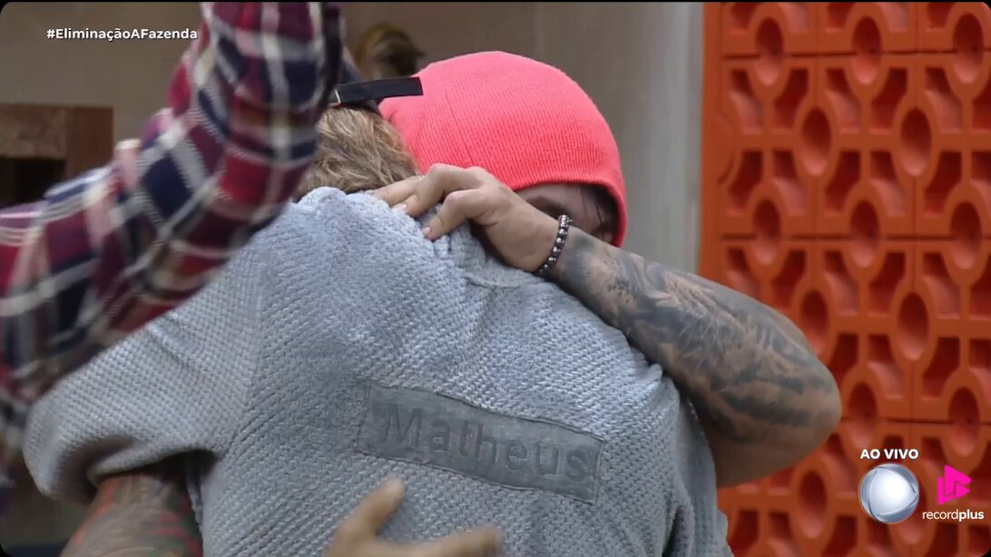 Shia: "Eliminaram mais uma vez uma pessoa agressora, totalmente descontrolada. Obrigado Brasil!" #AFazenda