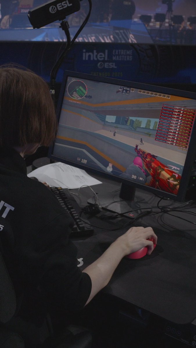 donk is ABSOLUTELY CRACKED in aim_botz 😵‍💫 🖥️ ZOWIE Esports Europe XL2586X+ 600Hz Monitor