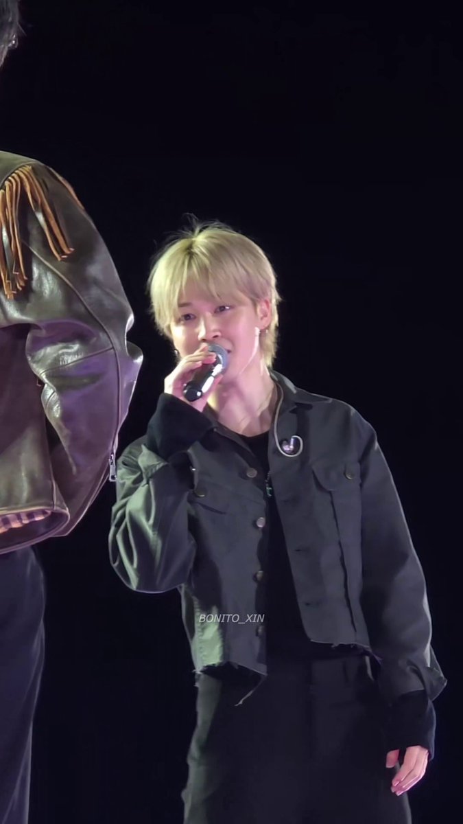 OMG this angle😭😭😭😭😭😭 Jimin looks like an angel😇🪽