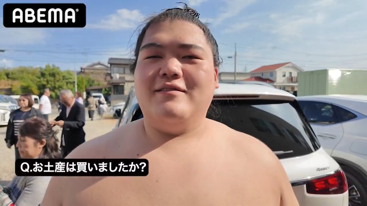 十一月場所前インタビュー🍁 関脇復帰を果たした王鵬関。 10月に行われたロンドン公演では お土産を買いすぎて キャリーケースがパンパンに…？ ----- 11/9(日)〜 十一月場所の全取組を アベマで無料生中継📺 皆さんお楽しみに✨