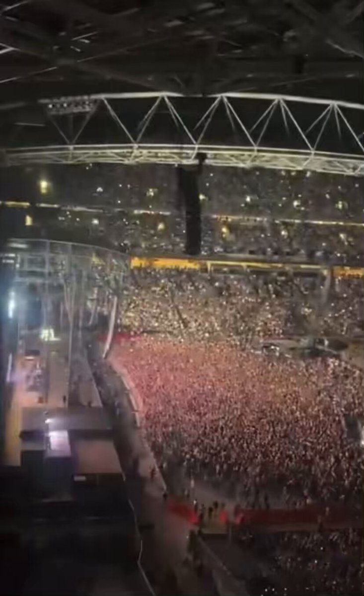 Oasis right now at the Accor Stadium in Sydney in front of 80 000 people 🇦🇺🦘