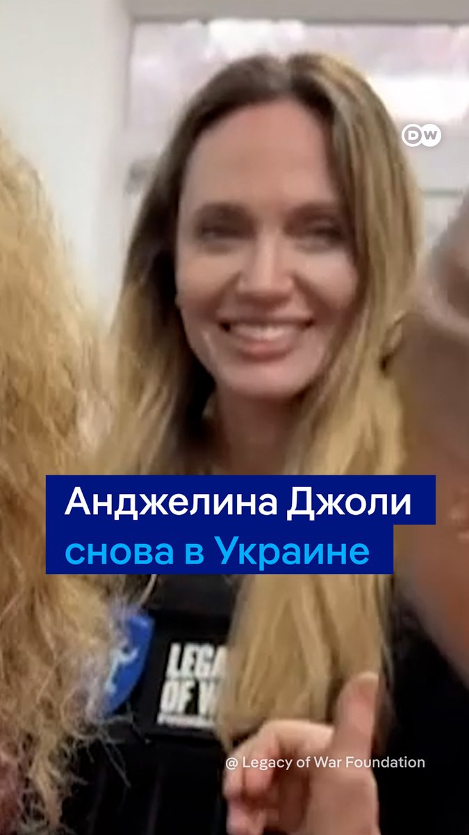 Анджелина Джоли без предупреждения поехала в Херсон и Николаев. Актриса перешла границу пешком. Одного из ее украинских сопровождающих увезли в военкомат, но вскоре отпустили с обещанием вернуться туда снова