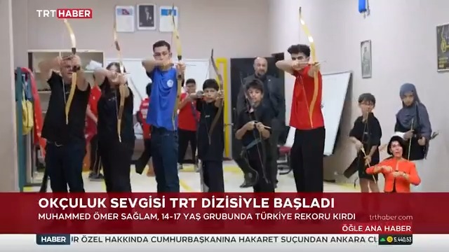 🏹TRT'nin sevilen dizisi Tozkoparan İskender, çocuklar arasında okçuluk sevgisini yeniden canlandırdı. 17 yaşındaki Muhammed Ömer Sağlam, diziden etkilenerek okçuluğa başladı ve Türkiye rekoru kırdı. Onun başarısı, okçuluğa meraklı gençlere de ilham kaynağı oldu.