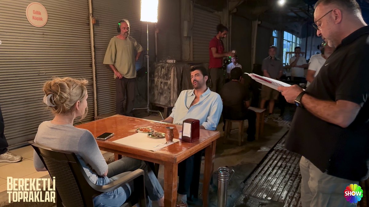 Her sahne büyük emek! 🎬 #BereketliTopraklar yeni bölümüyle Pazar 20.00’de Show TV’de! @showtv @surecfilm