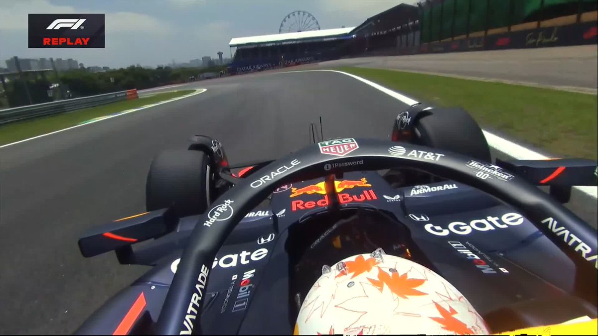 El trompo de TSU... VER también casi pierde su Red Bull en el mismo lugar que su compañero japonés.