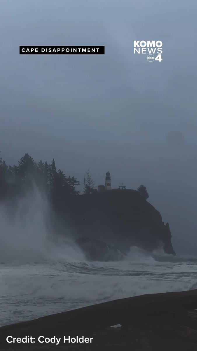 Stunning video shows King Tides at Cape Disappointment on Thursday as a storm was hitting the coast and the rest of western Washington 🌊 📹: Cody Holder via #SoNorthwest Photography.