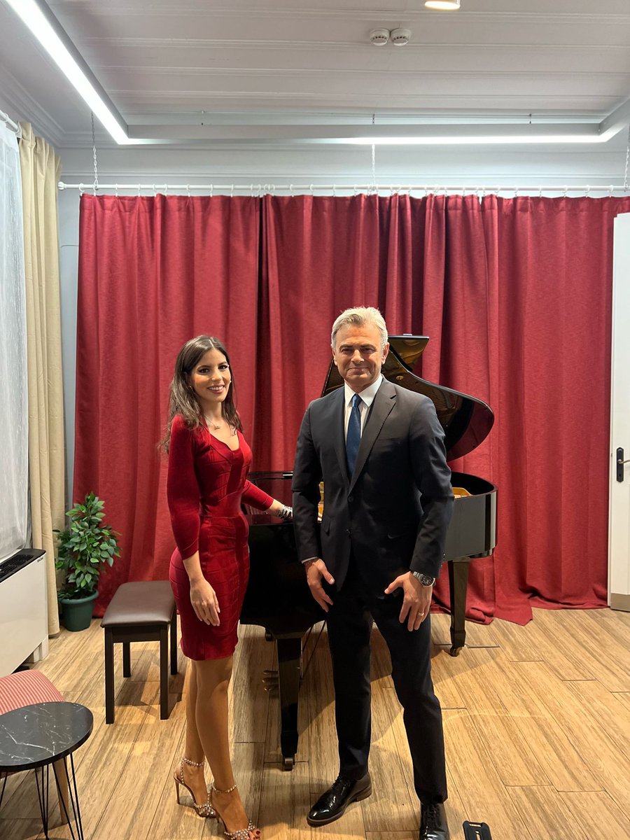 Bu şehir, her melodide yeniden âşık oluyor takımına,kentine,kendine. Her notada bir özlem her sessizlikte bir sızı gizli.Her maç bir konser, her tezahürat bir şiirdir. Bu kez bu şehrin dar sokaklarının iki sesi,piyano ile kemençe,aynı melodide yeniden buluştular.❤️💙 OLCAY ÇAKIR