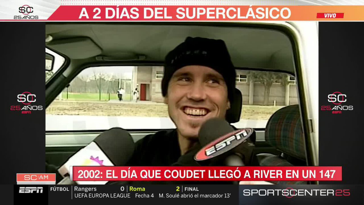 Año 2002. Chacho Coudet llegando en un Fiat 147 al predio de River en Ezeiza. "Ahora ando corto de billete, ando corto de vento. Nos mató la devaluación después del 2001, se devaluó todo". Un crack de otra época😂