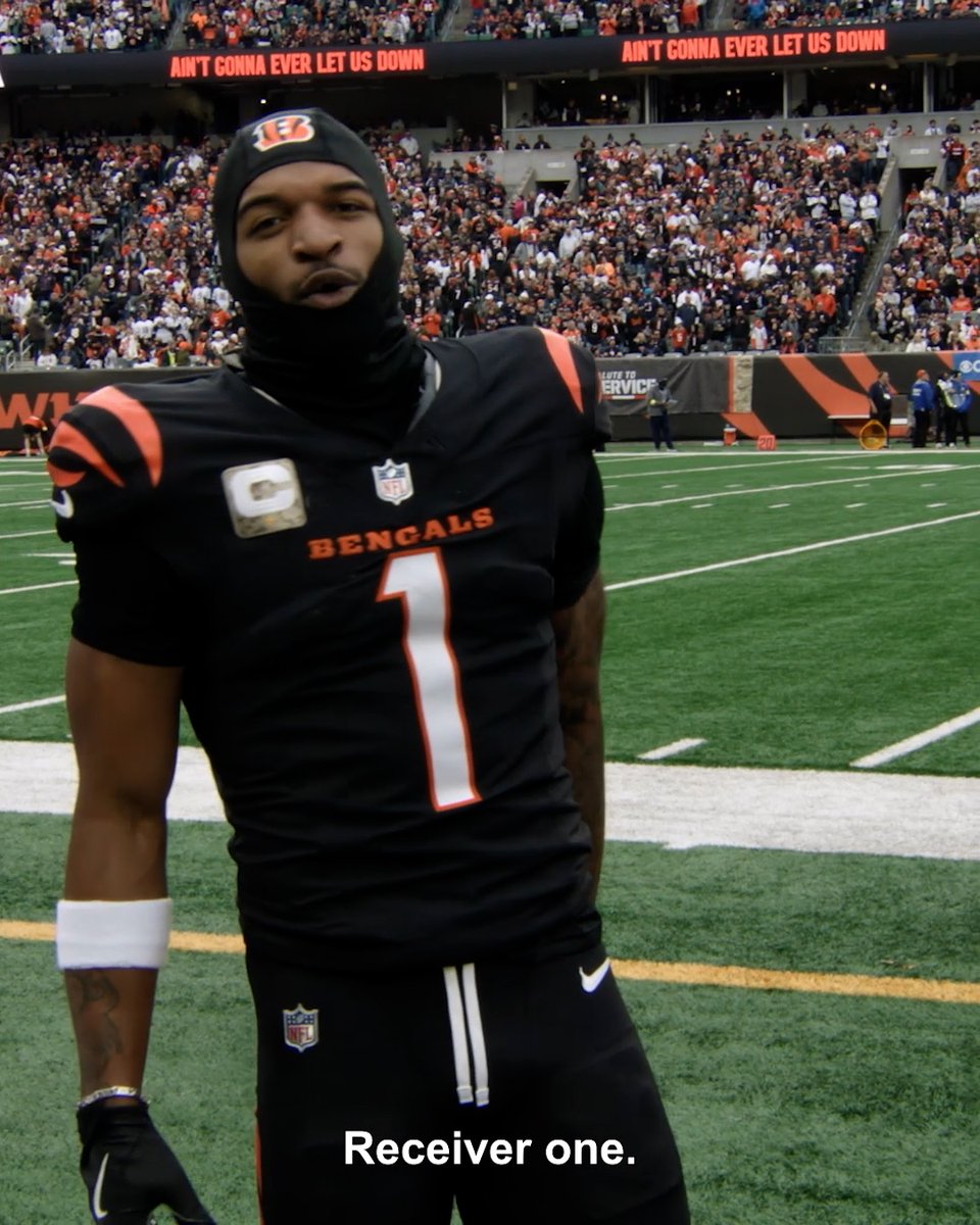 "Receiver 1, not 1A." Ja’MarrChase giving Tee Higgins⁵ is flowers after that insane touchdown catch. barefootwine