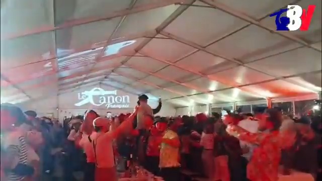 En direct du banquet du Le Canon Français ! Loin des menaces de l’extrême gauche, le public profite de la fête dans une ambiance bon enfant.