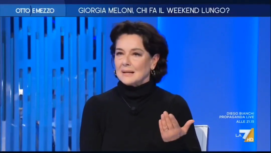- "Cosa pensa della battuta di Meloni sullo sciopero?" - "Lei è molto in sintonia col popolo, quel popolo di lavoratori che chiede risposte. È strano che risponda in maniera così sprezzante da dire 'na cazzata" #ottoemezzo
