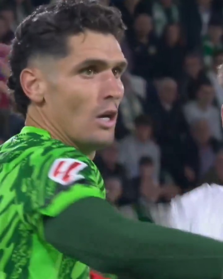 𝘋𝘐𝘛𝘜𝘙𝙊𝙃. 🧤 Elche Club de Fútbol | LALIGAHighlights