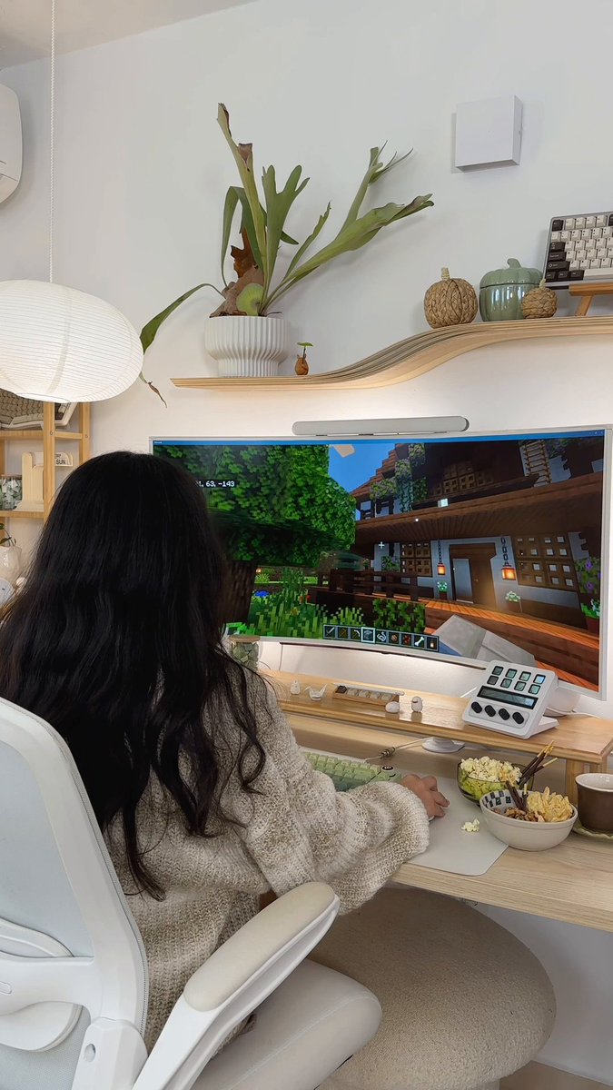 Elevate your Minecraft experience with Copilot on Windows 11. 🎮 Watch Alissa keep the gameplay flowing, no interruptions.
