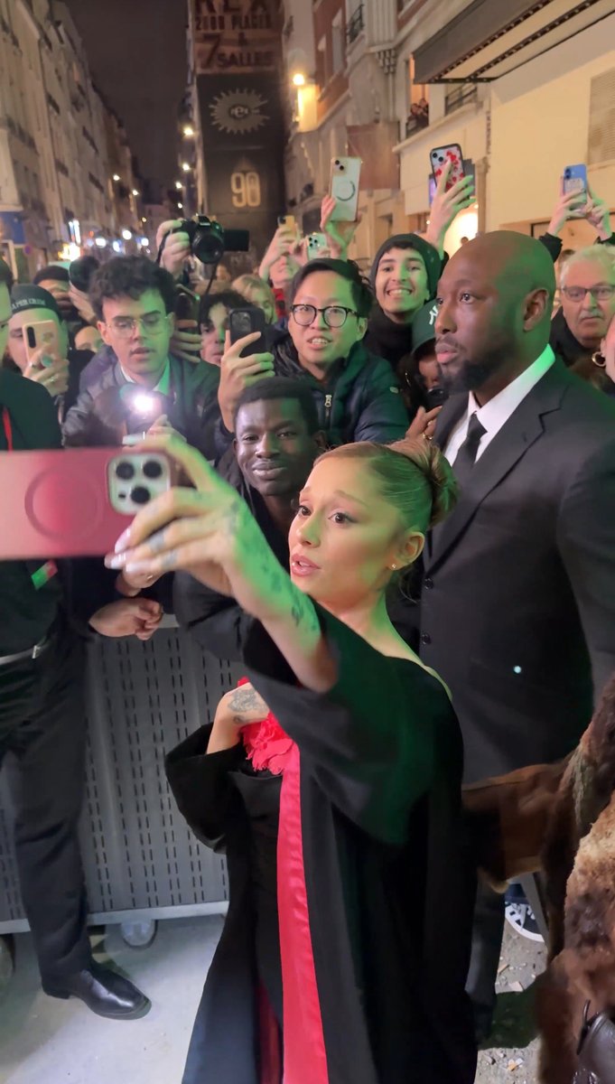 Ariana Grande showing all the love to fans at the Paris screening 💕