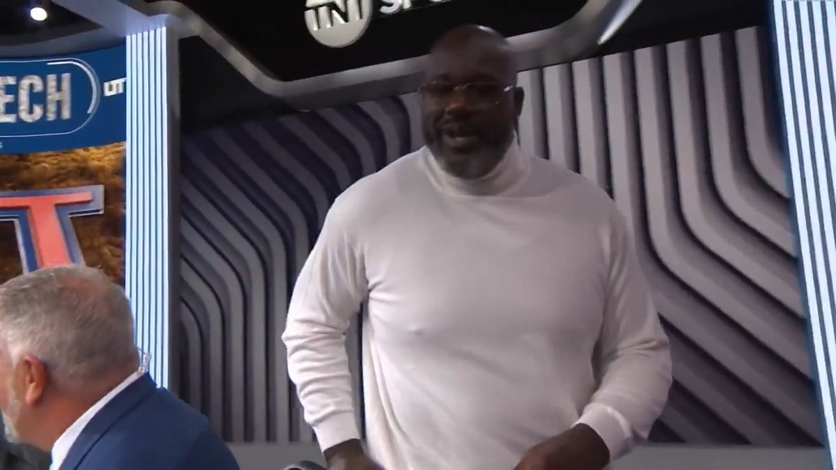 .SHAQ stopped by to crash the TNT College Basketball Pregame show 😂