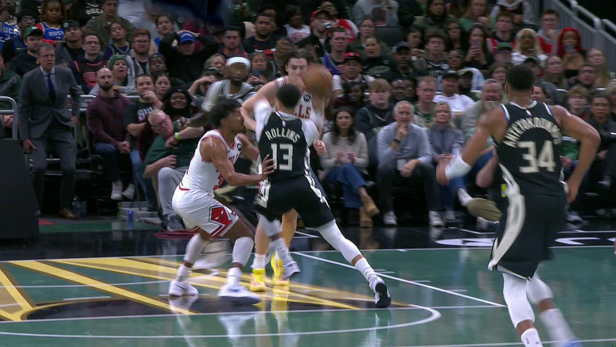Giddey showing off his speed to beat the halftime buzzer 👀 josh giddey | Chicago Sports Network