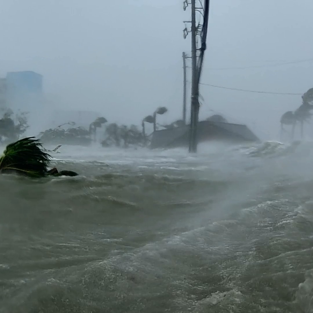 Hurricane Ian's waves swallow an entire home as floodwaters rise 🌊 New #InTheEyeOfTheStorm Sunday at 10P.
