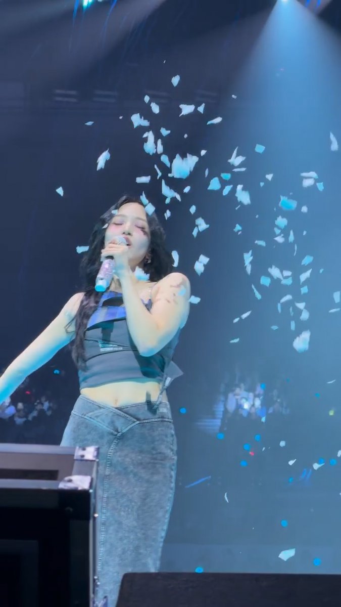 MINA THROWING CONFETTI FROM THE MERCH BAG FOR HER OWN BRIDGE 😭