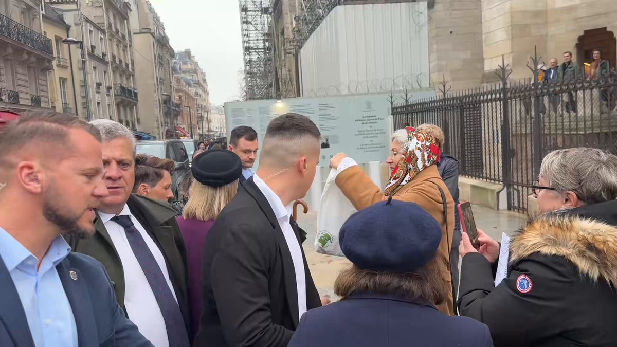 Pierwsza Dama w objęciach Polonii pod katedrą Notre Dame