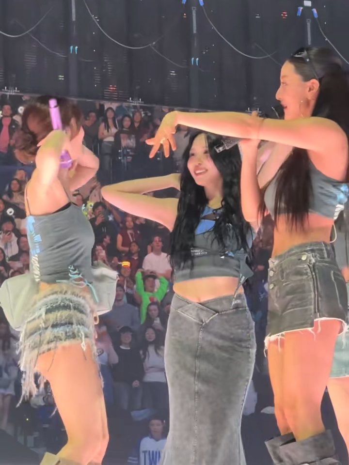 Mina realizing the Identity choreo is the same as Momo's ME+YOU dance they keep imitating 😭😭