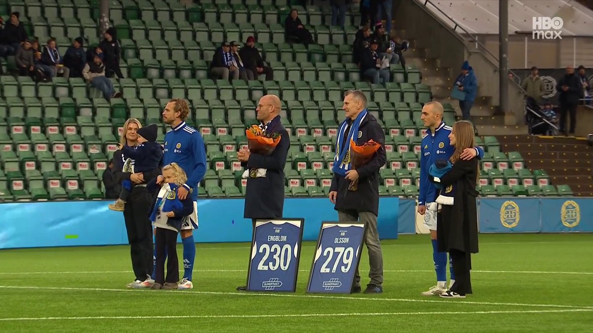 Pontus Engblom och Dennis Olsson tackas av inför matchen mellan GIF Sundsvall och Örgryte IS. 🔵 📲 Se matchen på HBO Max