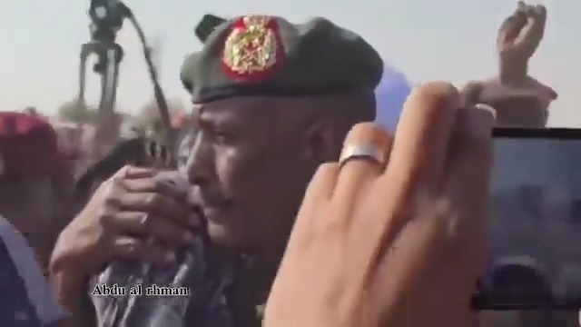 #Sudan | Chairman of the Sovereign Council and Commander-in-Chief of #SAF, Gen. Abdel Fattah Al-Burhan, visited the camps hosting displaced people from #ElFasher in Al-Dabba city, northern Sudan, to assess their humanitarian conditions and listen to their needs.