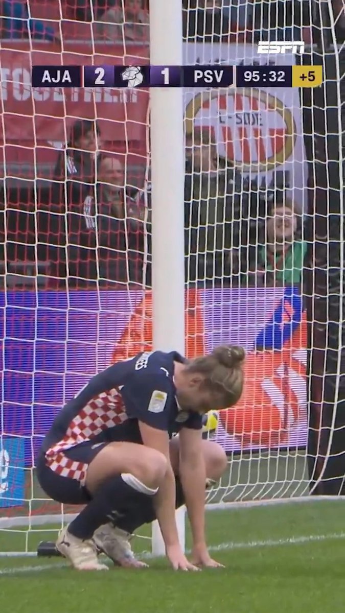 Ajax Vrouwen wint door sullige eigen goal in allerlaatste seconde van PSV 😵 #ajapsv