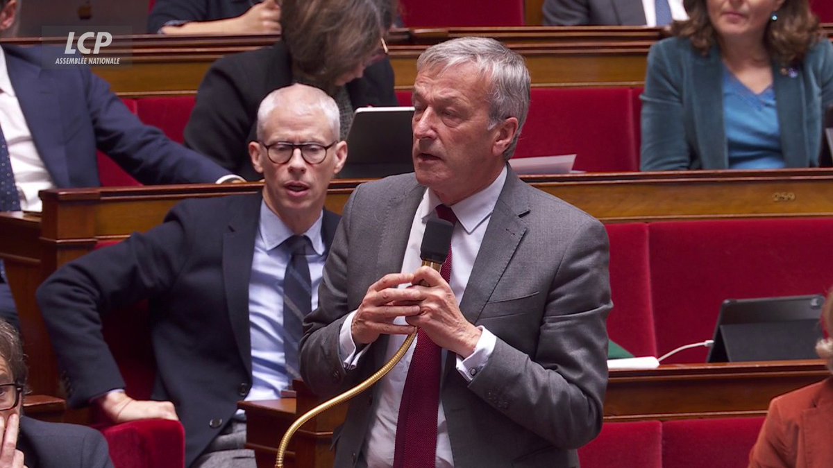 Dépenses de santé : "Vous avez menti devant tout le monde. Il y avait 170 milliards d'euros de dépenses en 2017, nous sommes à 262", répond Philippe Vigier (MoDem) à Gabrielle Cathala (LFI). "C'est scandaleux ! [...] Mensonge, mensonge, ne fera jamais une vérité !" #DirectAN