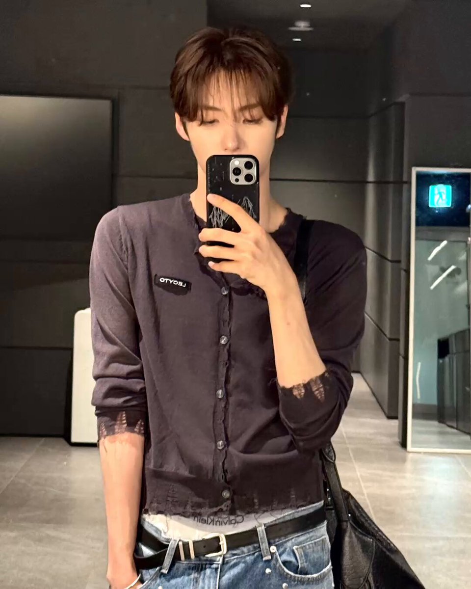 최영재선생 새깅학개론 1.사이가 몰라서 그렇지 요즘 애들은 다 이렇게 입어요 2.새깅을 좋아하는건 아니지만 패션의 일부분으로 멋있다고 생각 3.그렇게 입지마 ㄴ녜~♡