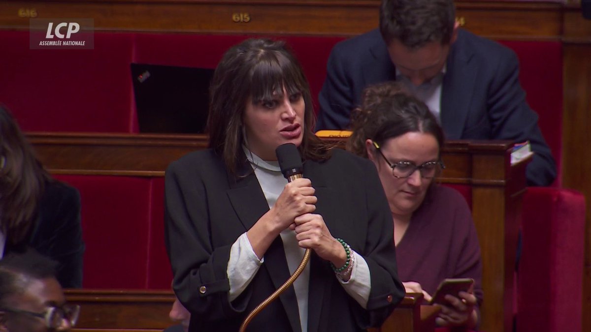 Budget de la Sécu : "M. Vigier a dit que nous mentions. On va vous dire les choses crûment. Cet hémicycle fait 577 places, vous faites le triple : c'est le nombre de gens qui meurent chaque année dans le couloir d'attente des urgences", dit Alma Dufour (LFI). #DirectAN #PLFSS