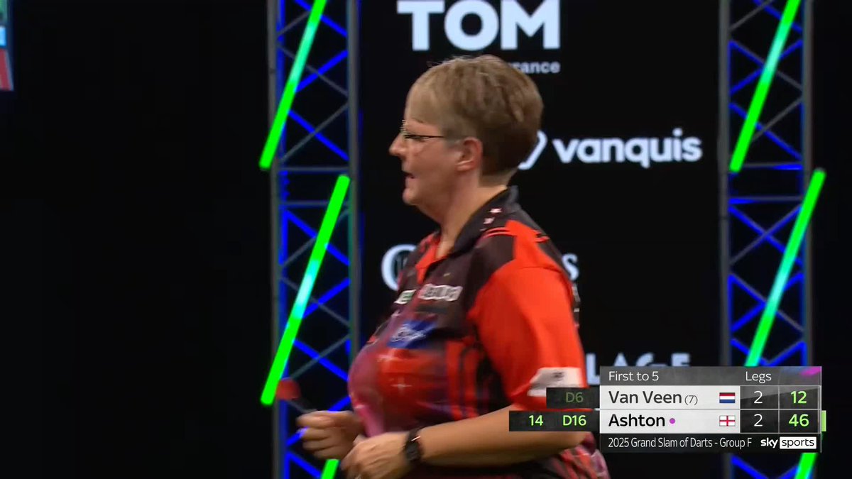 ASHTON TAKES THE LEAD! Lisa Ashton punishes missed darts at double from Gian van Veen to take a 3-2 lead after winning three consecutive legs! 📺 #GSOD | Group F