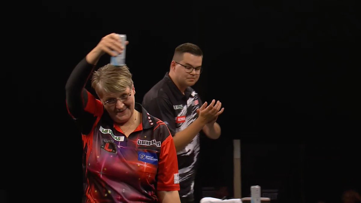 VAN VEEN SURVIVES A SCARE! Despite a valiant performance from Lisa Ashton, Gian van Veen manages to get over the line, winning the last-leg decider to clinch his opening game 5-4. 📺 #GSOD | Group F