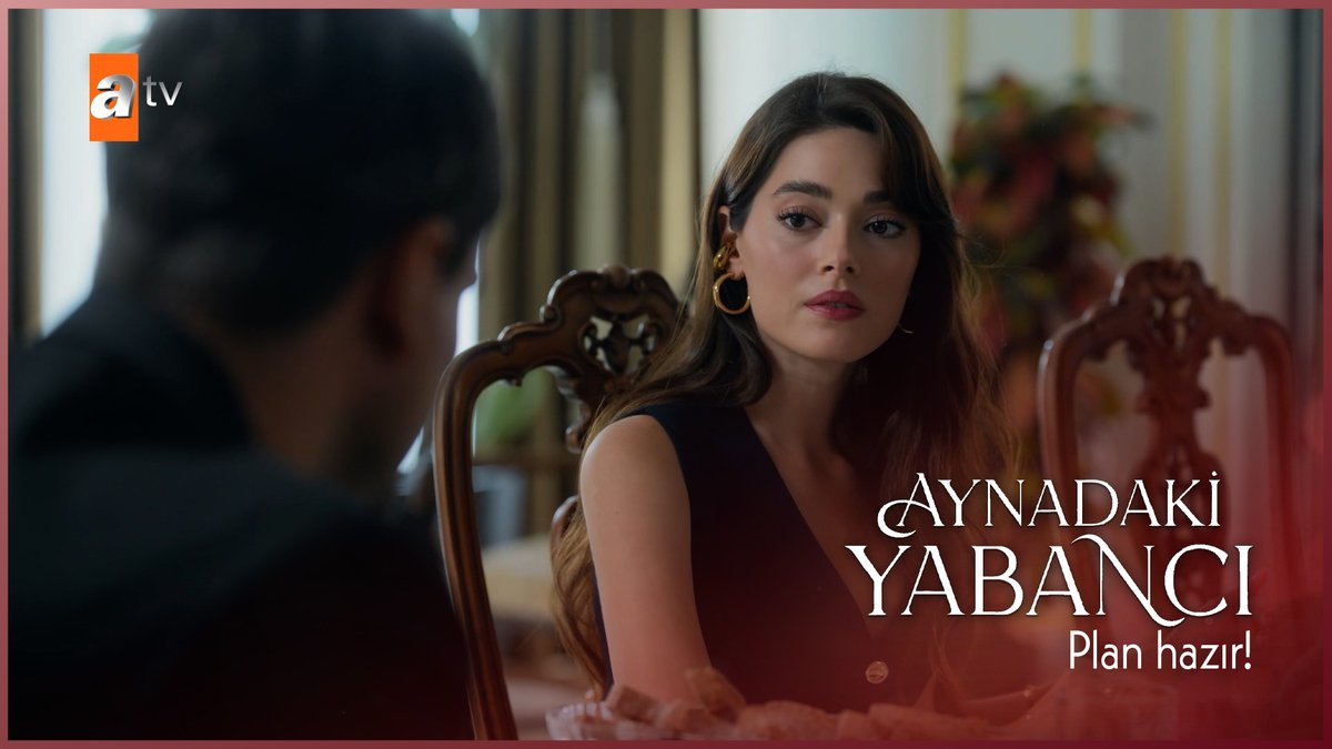 Görünüşte bir davet, gerçekte bir hamle. Defne’nin huzuru, Emirhan’ın planında yer almıyor. ⚔ #AynadakiYabancı atv