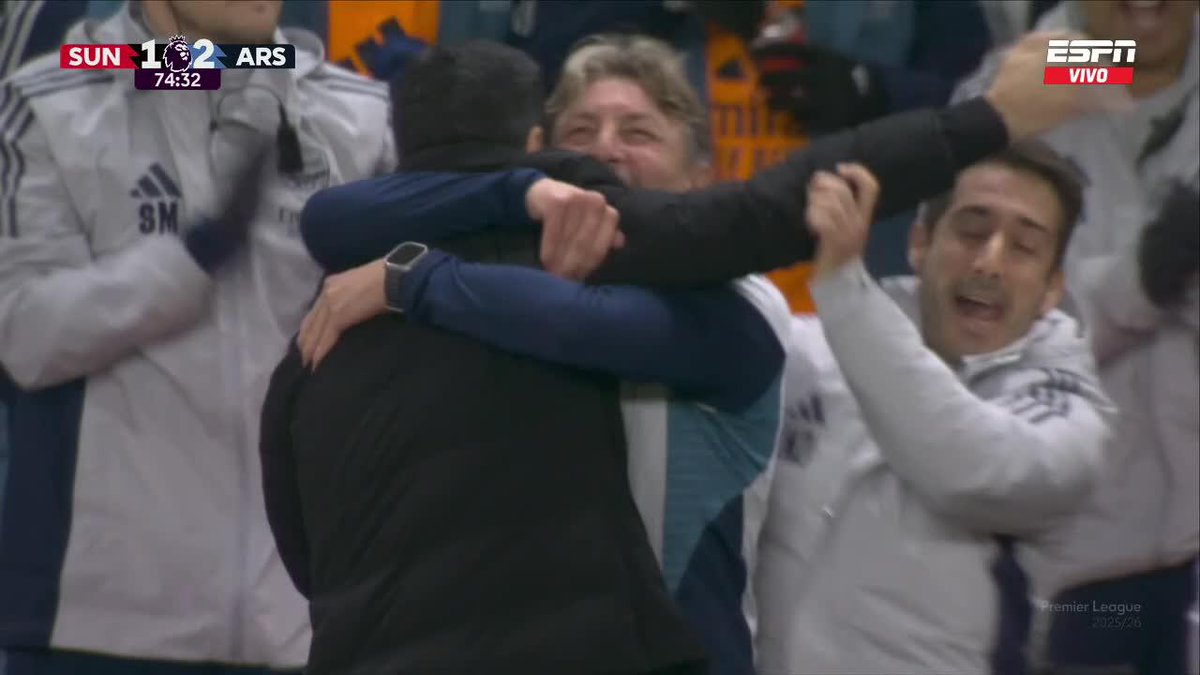 Así festejaron MIKEL ARTETA y el GRINGO HEINZE en el banco de suplentes. 🫂🤩
