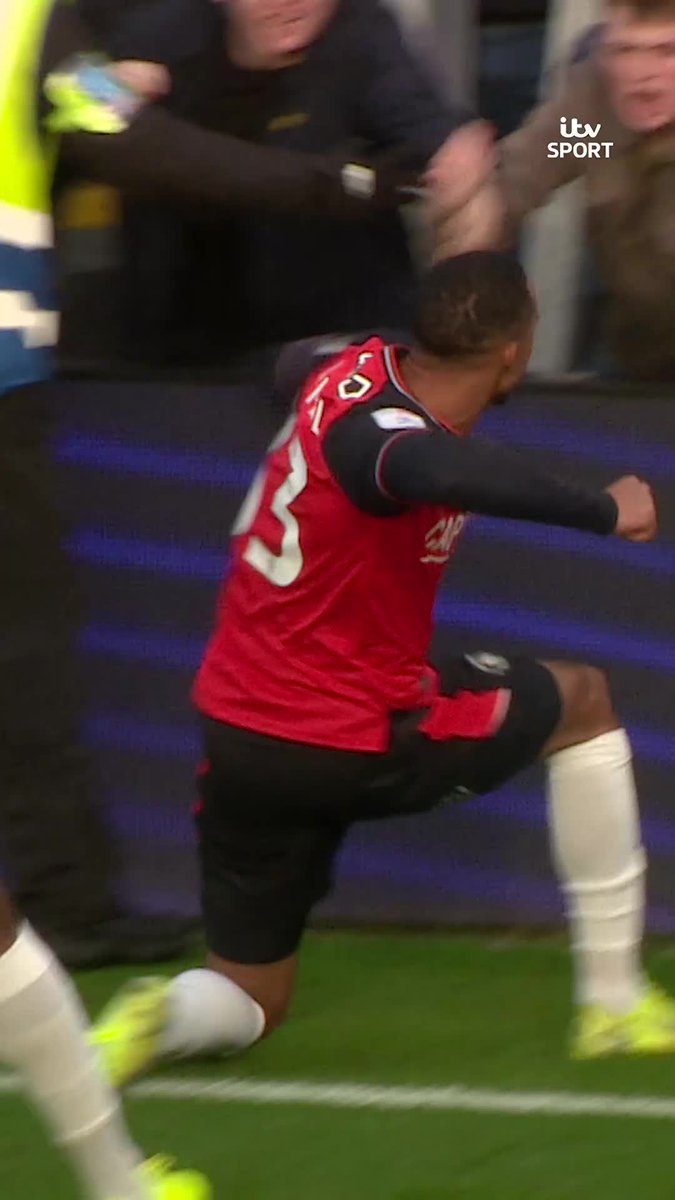 Cohen Bramall with the CR7 free kick technique 😮‍💨 Jack Wilshere's Luton Town stun League One leaders Stockport!