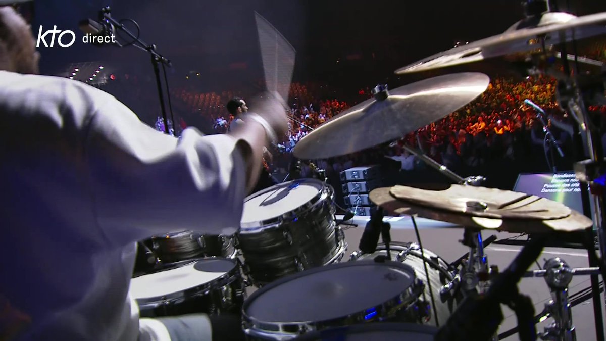 🔴La louange éclate à l'Accor Arena à #Paris ! Le groupe Glorious ‏Louange conduit la louange dans une ambiance festive au début de la soirée de la 10ᵉ édition du Congrès Mission. 👉 En direct sur KTO et