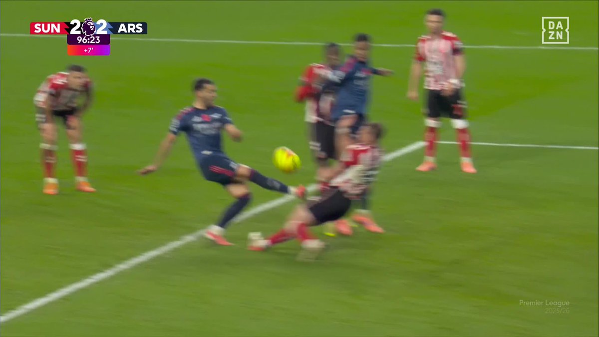 Yo al fútbol le pido lo que hoy me ha dado este Sunderland-Arsenal de absolutos locos. Este chaval ha metido un gol, ha asistido en el otro y ha salvado esta jugada en el último minuto. Saludad a Daniel fucking Ballard, nuestro nuevo jugador favorito.