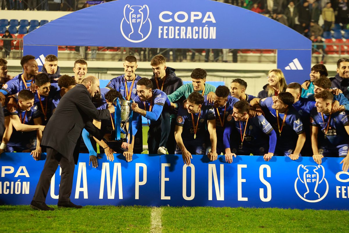 🏆 ¡¡𝗟𝗔 𝗖𝗢𝗣𝗔 𝗔𝗟 𝗖𝗜𝗘𝗟𝗢 𝗗𝗘 𝗢𝗨𝗥𝗘𝗡𝗦𝗘!! Rafael Louzán, presidente de la @RFEF, entregó la #CopaFederación a Fran Carmona, capitán del Ourense CF. 🎊 ¡¡Enhorabuena!!