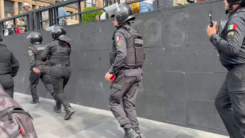 🔴 “¡No nos están dejando pasar!”: elementos de la policía impiden paso de la marcha de la generación Z rumbo a Palacio Nacional. 📹Mayumi Suzuki REFORMA