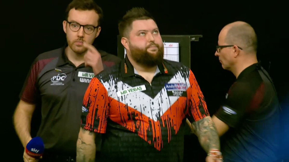 SMITH GETS PAST ASPINALL! Michael Smith punishes a profligate display on the doubles from Nathan Aspinall to take a crucial 5-3 victory! 📺 #GSOD | Group A