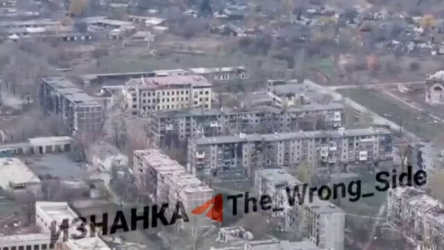 Donieck. Myrnohrad zamknięty w rosyjskim kotle. Skrzydlata bomba Fab-1500 uderza w skupisko wojsk ukraińskich ukryte w blokowisku. Następnie Rosja wydaje wezwanie do szybkiego poddania się, w przeciwnym razie wszyscy ukraińscy wojacy wyparują.