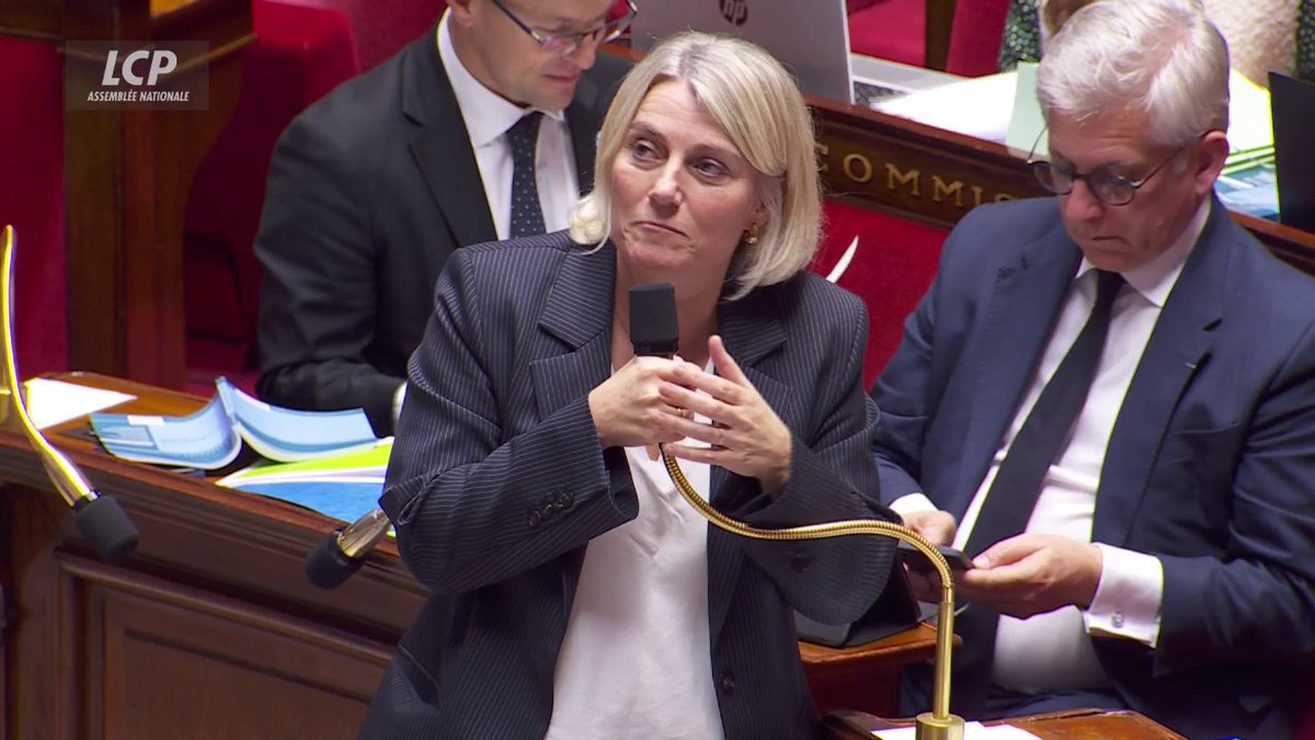 "Il est temps de se faire vacciner et je dis à tous les soignants de notre pays 'allez vous faire vacciner pour la grippe, cela protégera possiblement vos patients'", déclare la ministre de la Santé Stéphanie RIST. #DirectAN #PLFSS2026