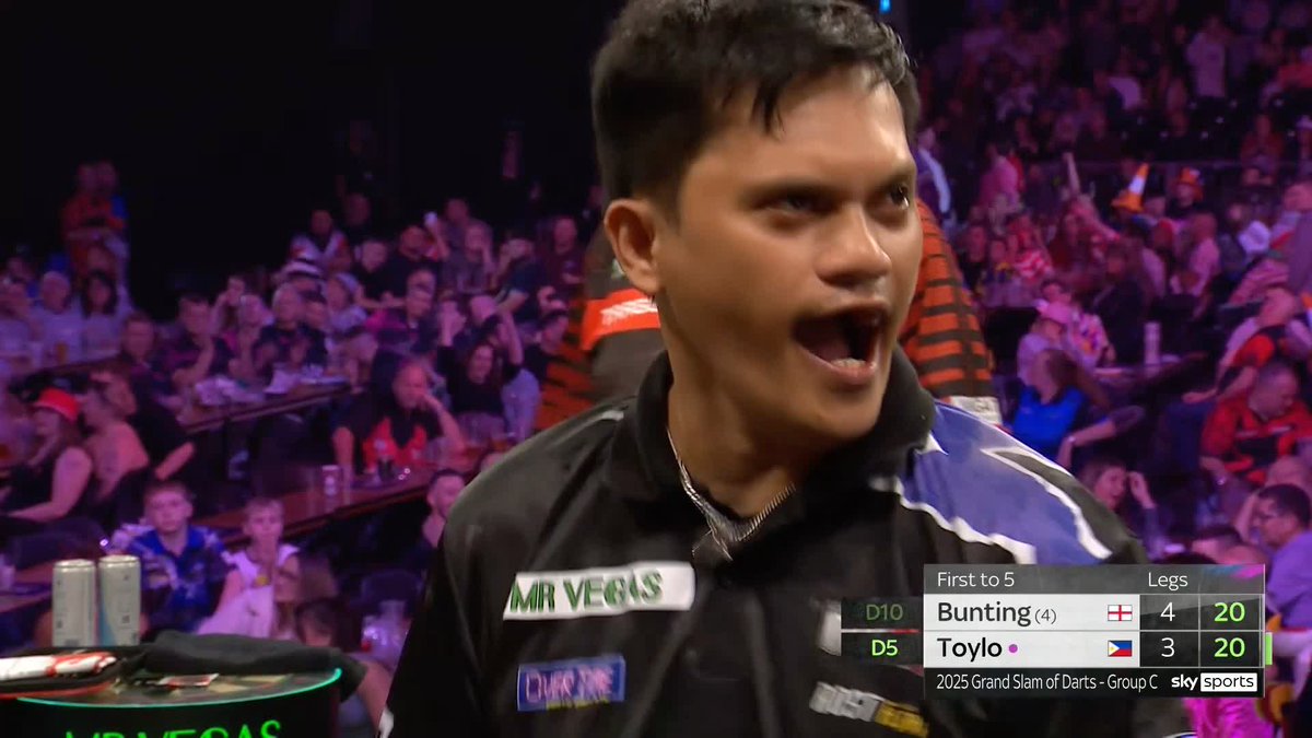 TOYLO FORCES A DECIDING LEG! We're going the distance once again in Wolverhampton, as Alexis Toylo punishes a missed match dart from Stephen Bunting to level 4-4! 📺 #GSOD | Group C