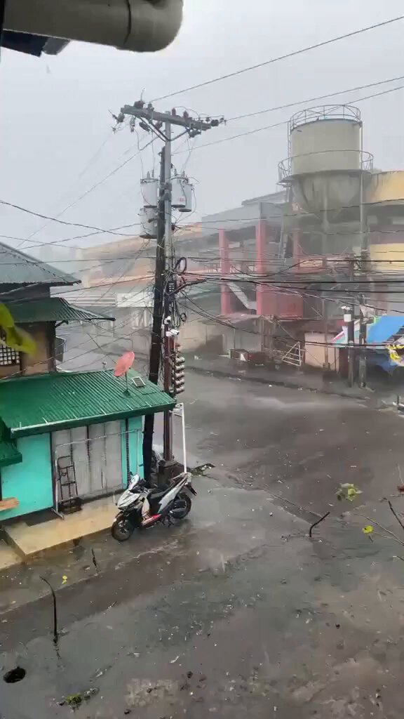 WATCH: Strong winds and heavy rains are felt in Camalig, Albay at 8 a.m. on Sunday, Nov. 9, as Super Typhoon #UwanPH approaches land. 📹 Caloy G Baldo/Facebook